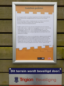 912104 Afbeelding van het informatiebordje 'Castellum gesloten' opgehangen bij het Castellum Hoge Woerd in de wijk ...